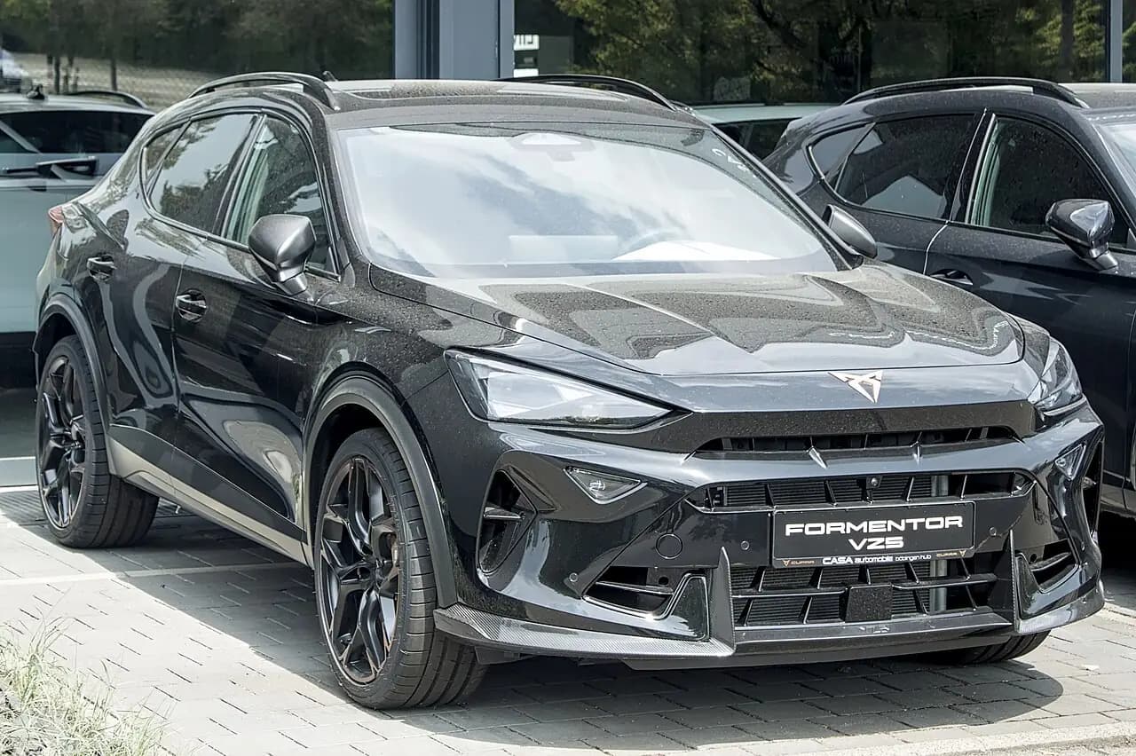 Black 2025 Cupra Formentor VZ5 (KM facelift), front three-quarter view