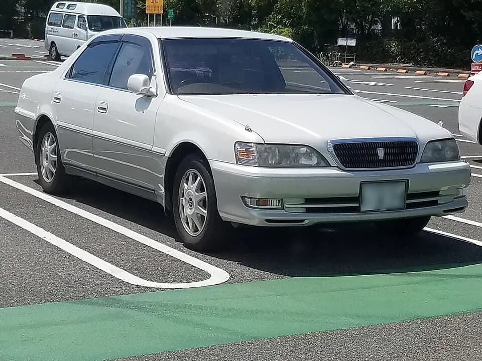 Silver Toyota Cresta 2.5 Exceed G (JZX100, facelift) sedan, front three-quarter view