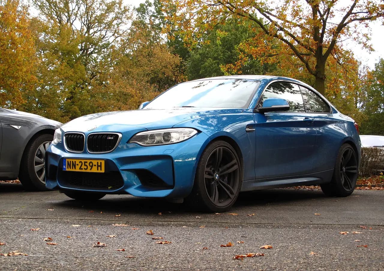 Blue 2017 BMW M2 Coupé (F87), front three-quarter view