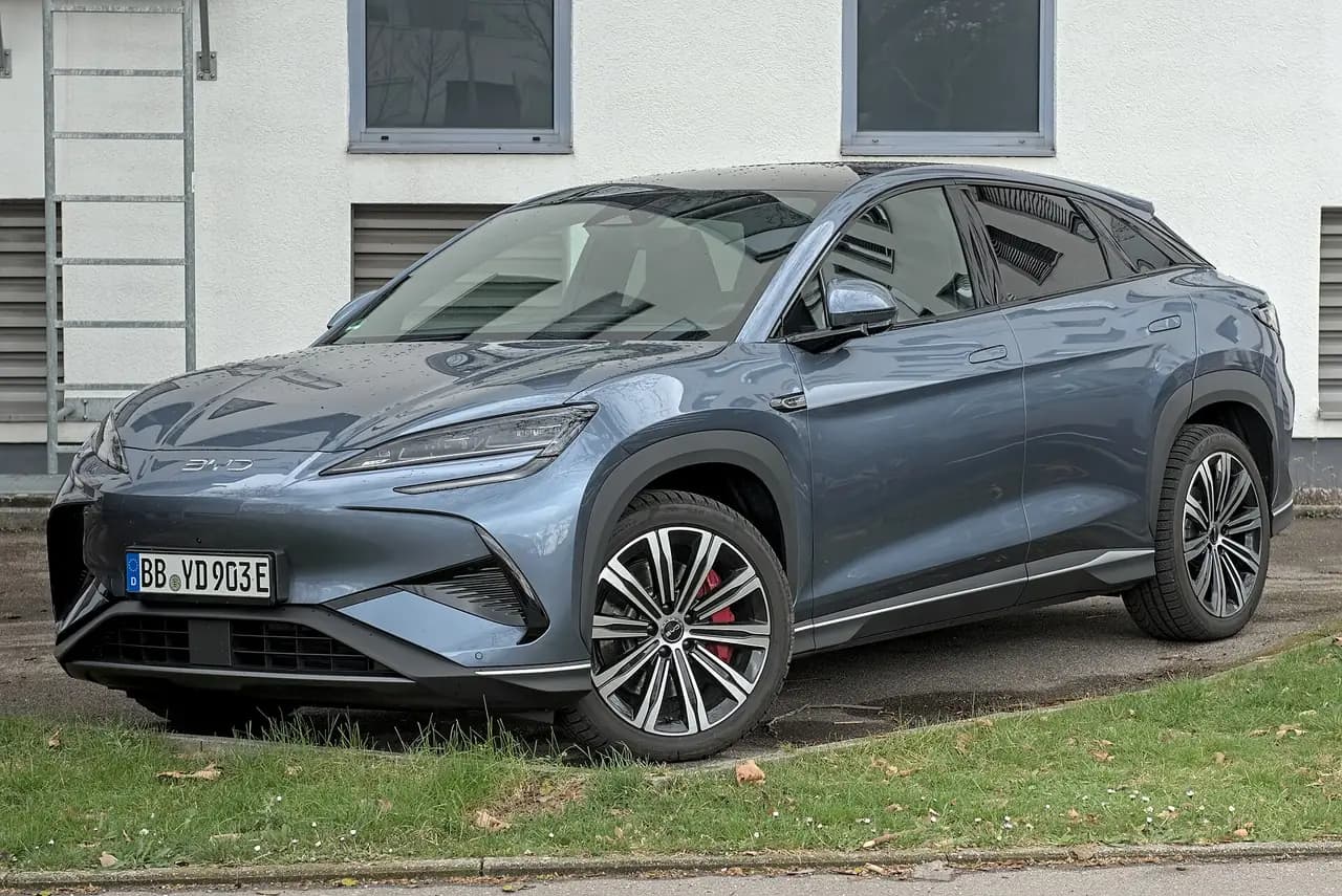 Blue-grey 2025 BYD Sealion 7 AWD SUV, front three-quarter view
