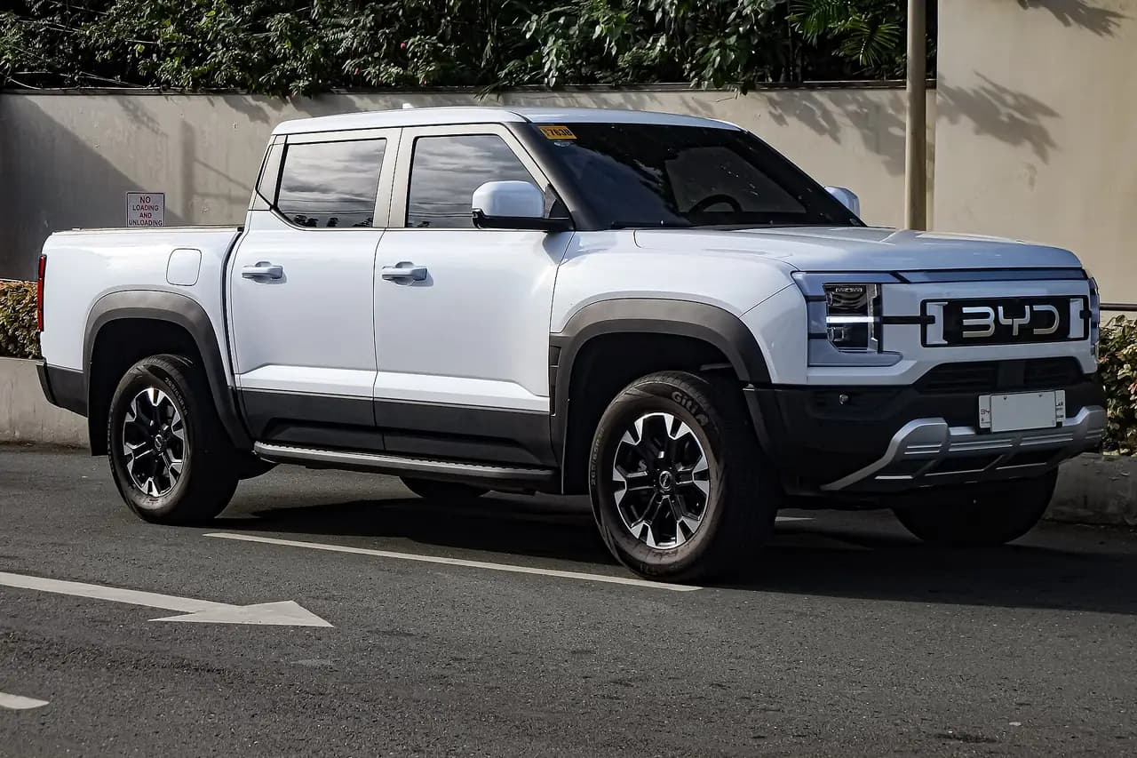 White 2025 BYD Shark 6 Premium dual-cab ute, front three-quarter view
