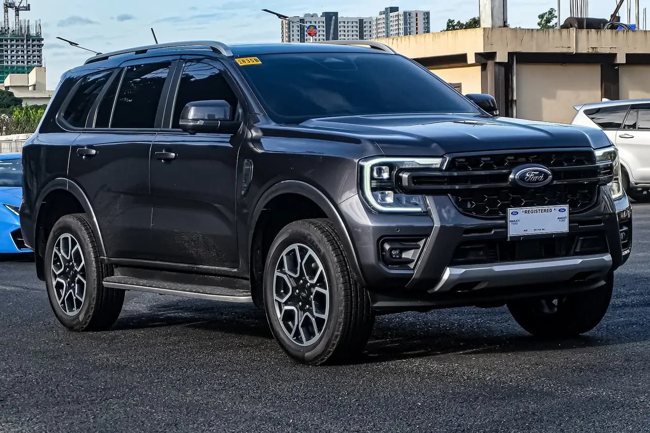 Meteor Grey Ford Everest Wildtrak (U704) 2.0 bi-turbo 4x4, front three-quarter view