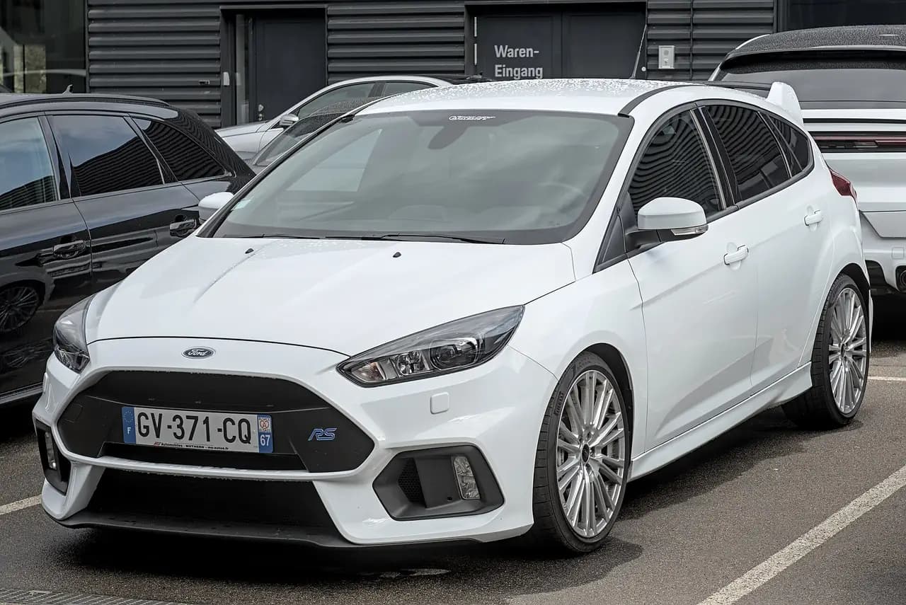 White Ford Focus RS (Mk3) hatchback, front three-quarter view