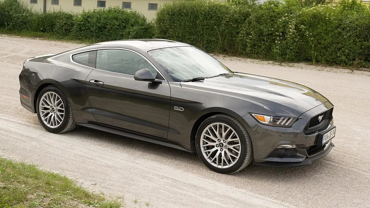 Grey 2015 Ford Mustang GT fastback (S550), front three-quarter side view