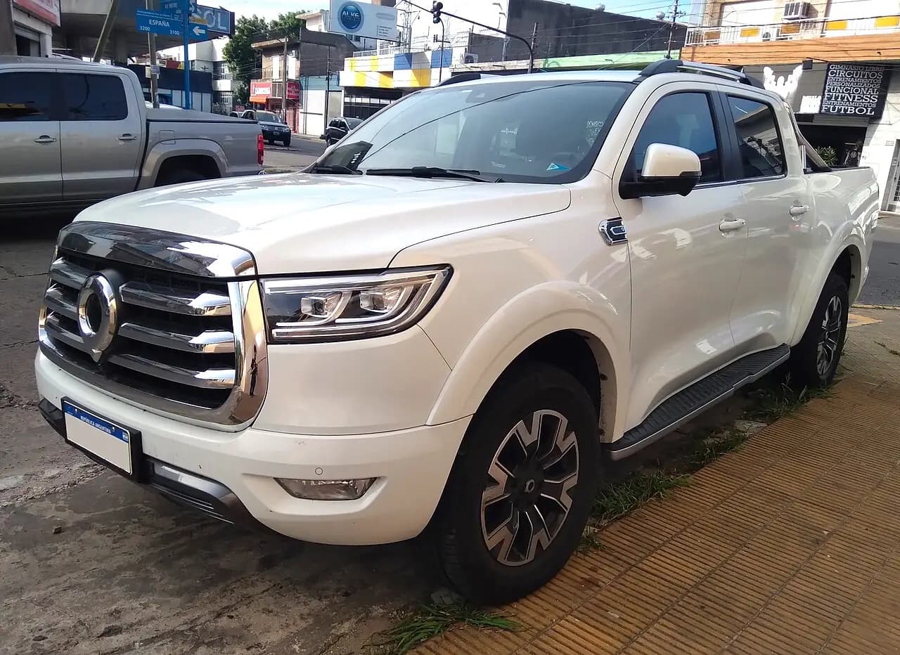 White 2023 Great Wall Poer (GWM Ute) 2.0 4x4 dual cab, front three-quarter view