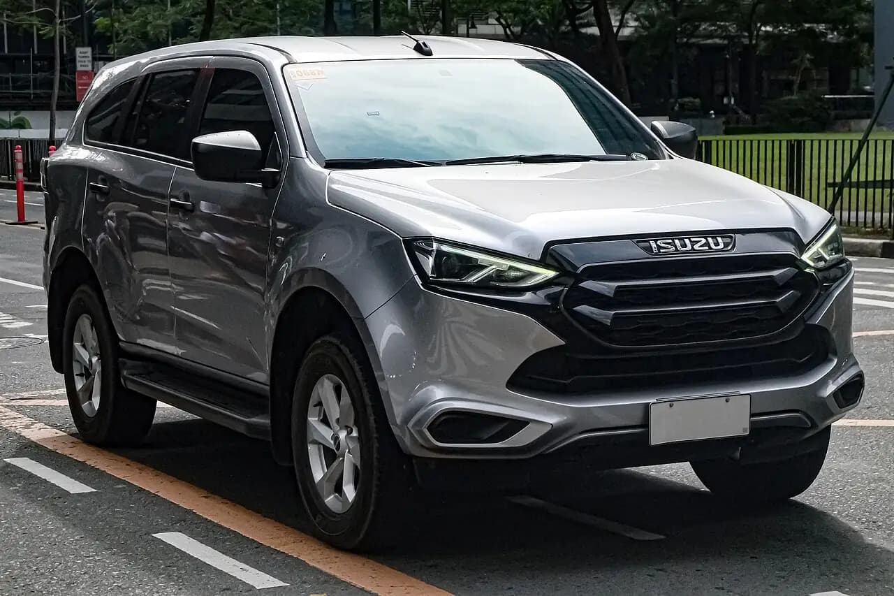 Silver Isuzu MU-X 1.9 LS (RJ, pre-facelift) SUV, front three-quarter view