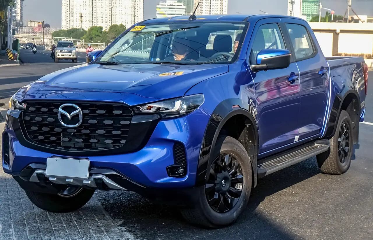 Blue Mazda BT-50 (TF facelift) 3.0 4x4 dual cab ute, front three-quarter view