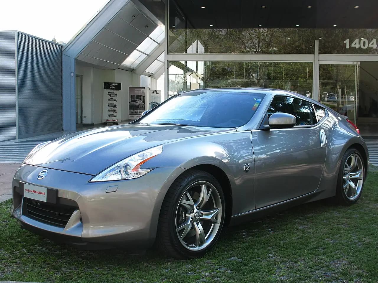 Grey 2010 Nissan 370Z coupe (Z34, pre-facelift), front three-quarter view