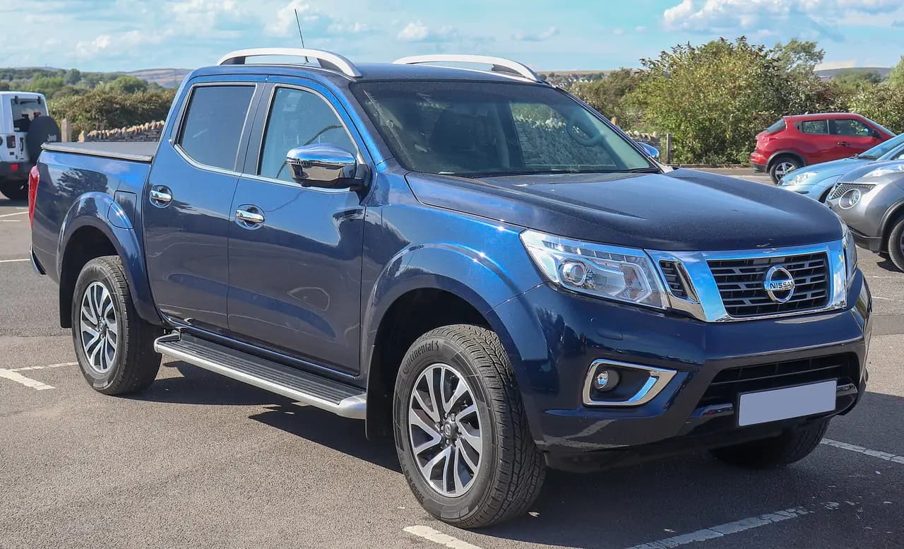 Blue 2017 Nissan Navara (D23) Tekna dual cab ute, front three-quarter view