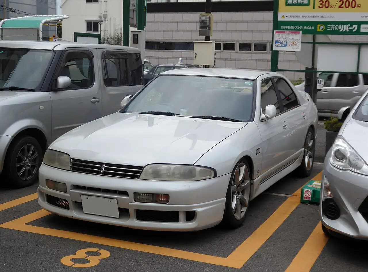 White pre-facelift Nissan Skyline R33 GTS25t Type M sedan, front three-quarter view