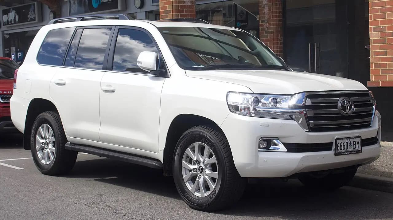 White 2016-2018 Toyota LandCruiser 200 Series (VDJ200R) VX wagon, front three-quarter view