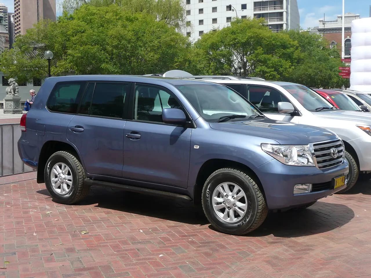 Blue 2008 Toyota LandCruiser 200 Series (VDJ200R) VX wagon, front three-quarter view