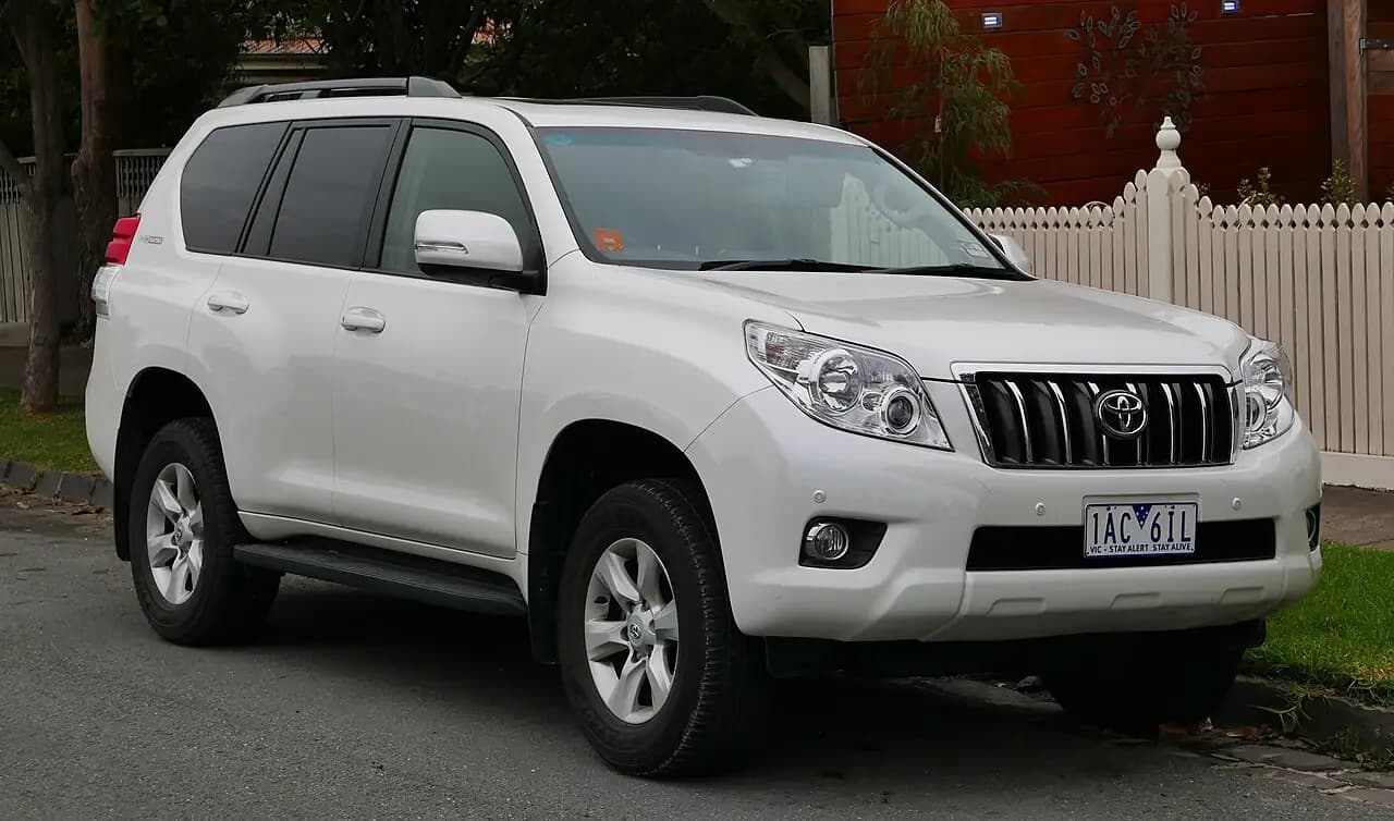 White 2013 Toyota LandCruiser Prado 150 Series (KDJ150R) Altitude 5-door, front three-quarter view